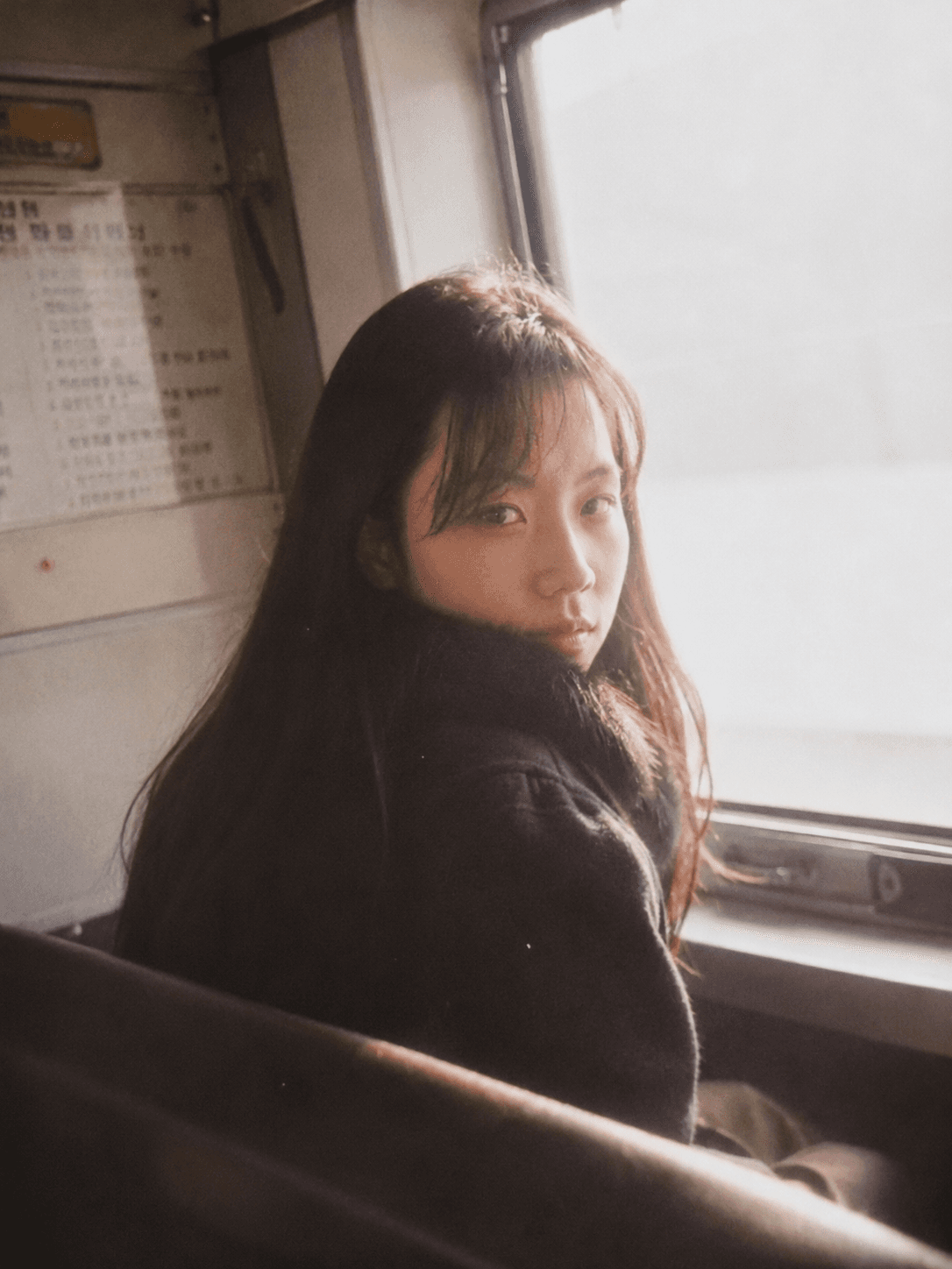 빛이 들어오는 버스 안에서 창가에 앉은 젊은 날의 사진